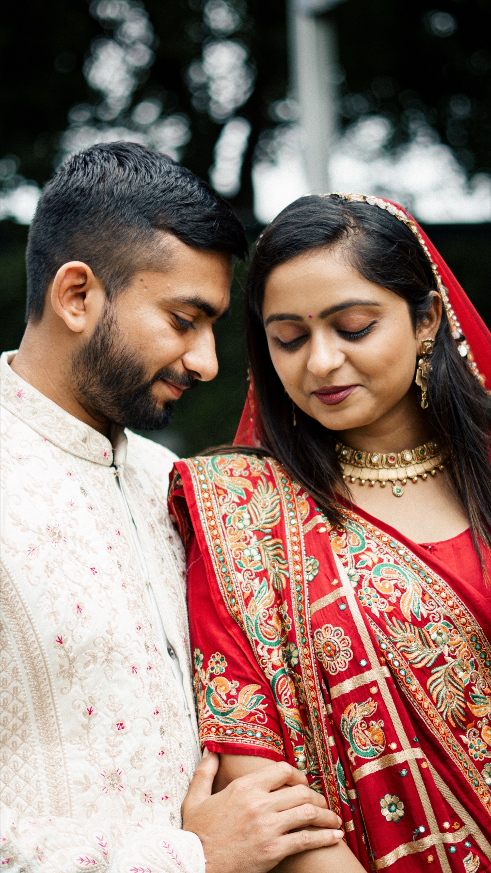 Jay & Vidhi, letzten Dezember in Rajkot geheiratet — ein Nachmittag voller stiller Blicke zwischen zwei großen, lebhaften Familien.