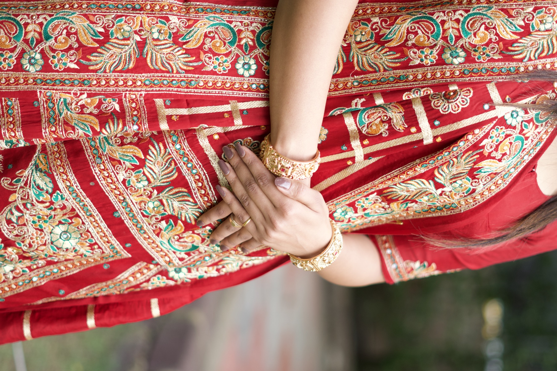 Stundenlange Stickarbeit steckte in diesem Dupatta, und sie wollte trotzdem jedes Detail festgehalten haben.
